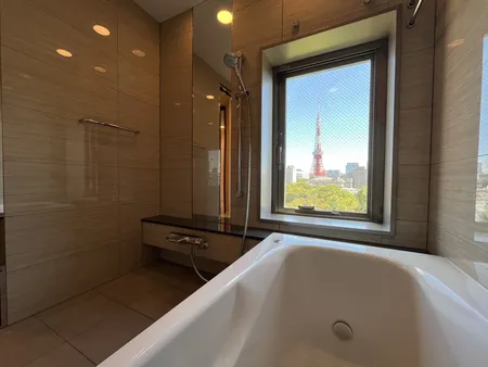 窓から東京タワーを望む浴室