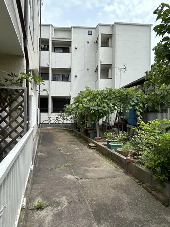 南側通路部分と外観