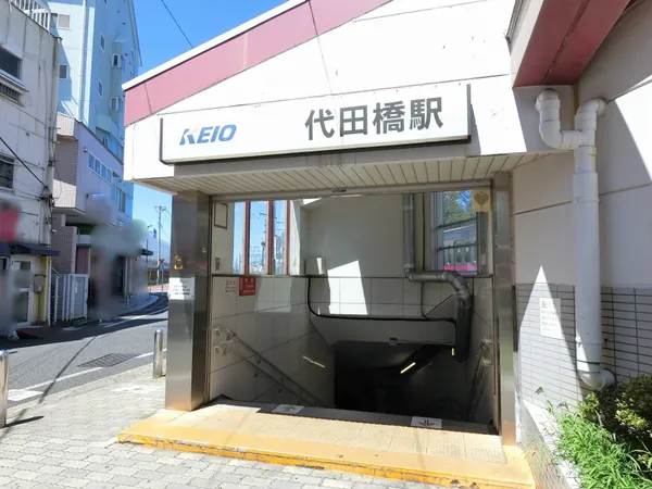徒歩１０分。