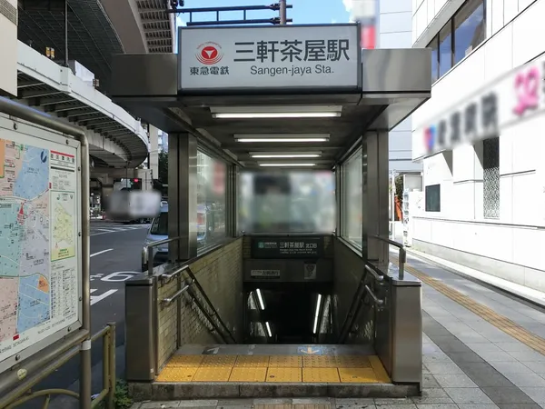 徒歩９分。