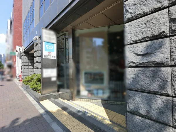 徒歩６分。