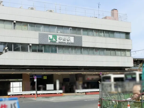 徒歩８分。