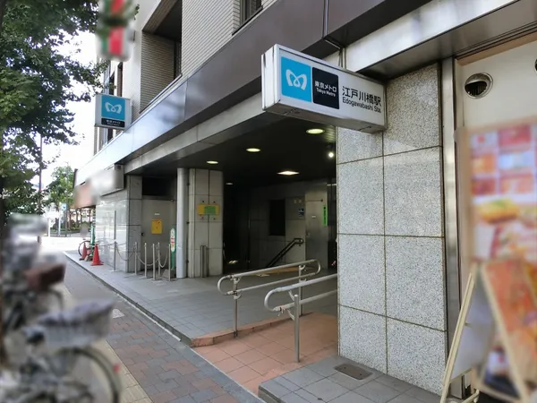 徒歩８分。