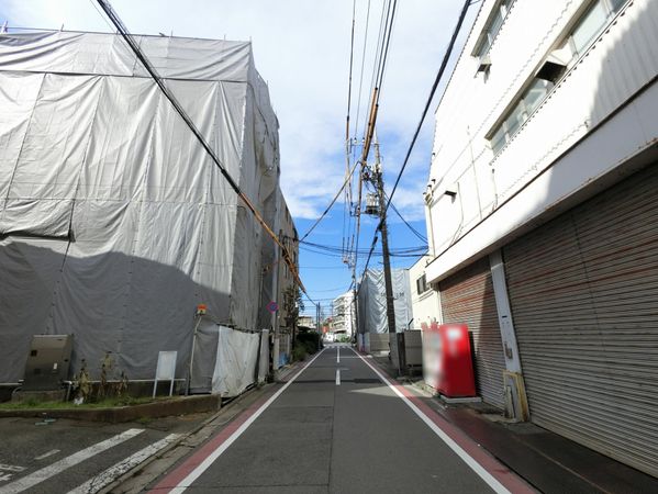 杉並区和田1丁目マンション【カーサピアッツァ杉並和田】 前面道路含む外観 前面道路含む外観