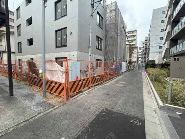 前面道路・外観（令和8年2月撮影）