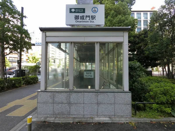 徒歩５分。