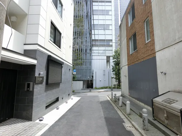 エントランスおよび前面道路