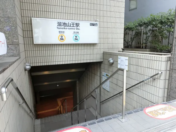 徒歩5分。