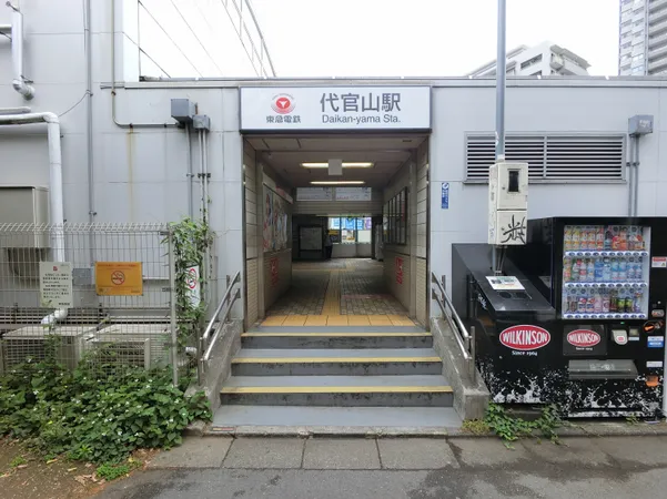 徒歩６分。