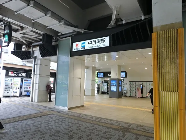 徒歩１０分。