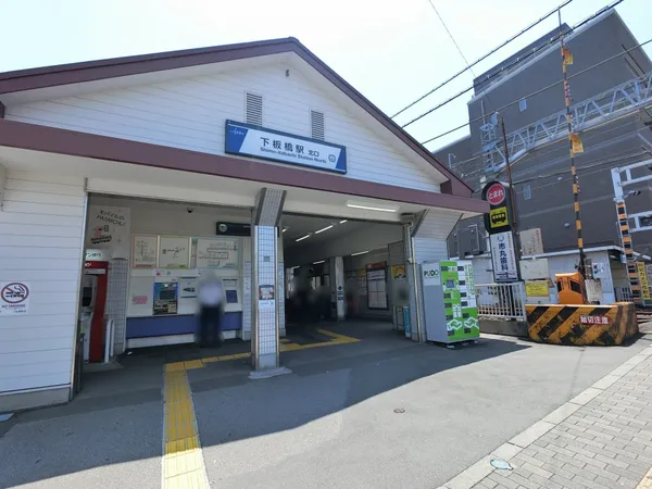 徒歩６分。