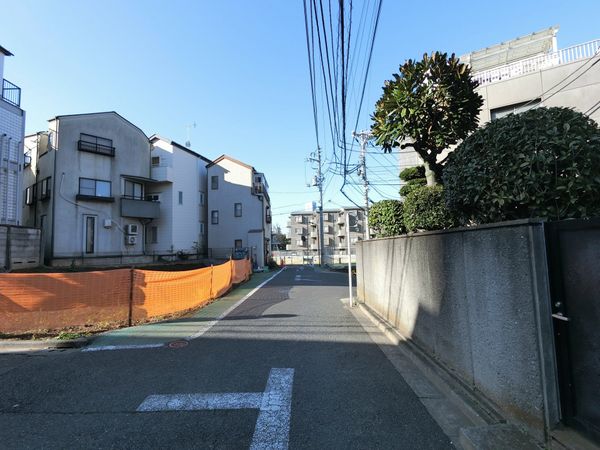 東京都港区南青山1目土地 前面道路含む外観