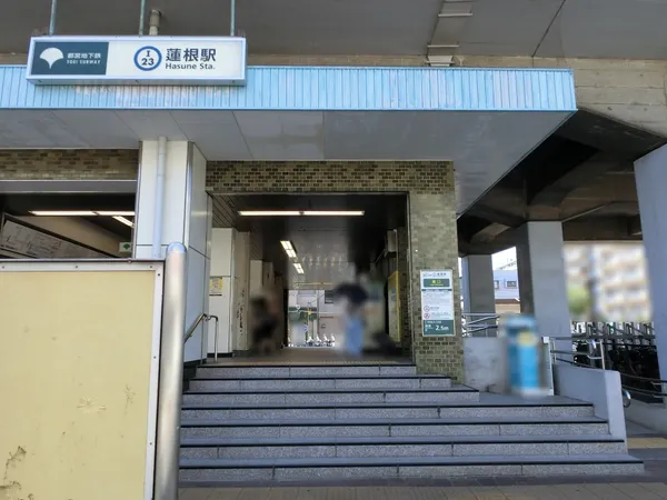 徒歩８分。