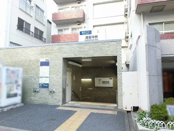 徒歩６分。