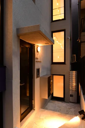 エントランス（夜）