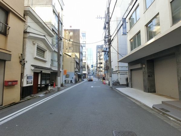 千代田区神田司町2丁目ビル 前面道路含む外観