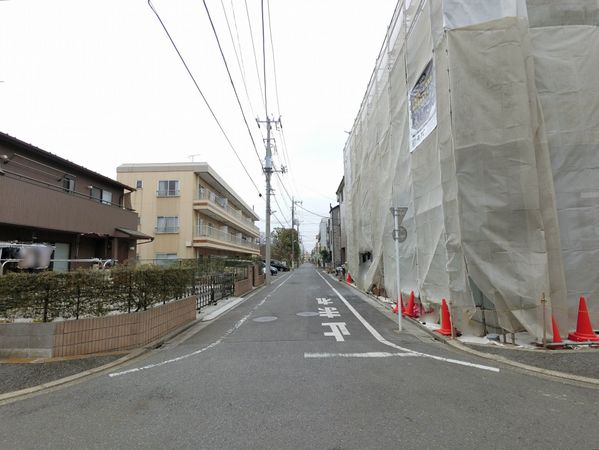 足立区東保木間1丁目マンション 前面道路含む外観 足立区東保木間1丁目マンション 前面道路含む外観