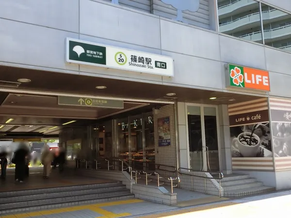 徒歩6分。