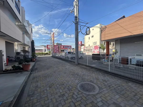 前面道路は耐久性・デザイン性も良いインターロッキング