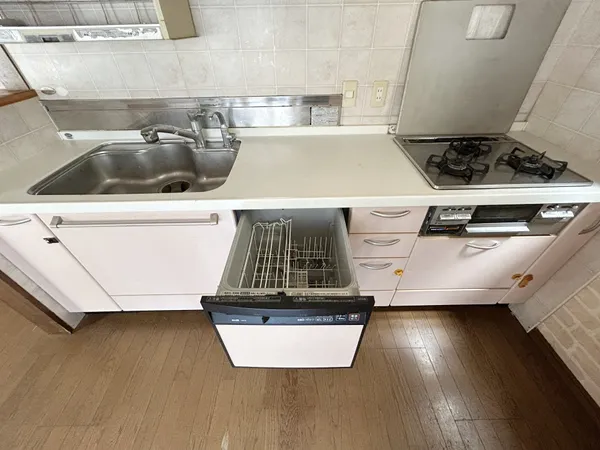 窓があり、自然換気が可能のためお部屋に匂いがこもる心配が軽減されます。