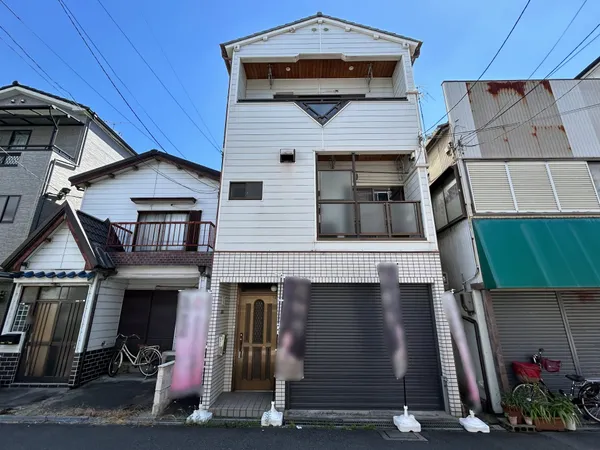 電動シャッターつき車庫がございます。