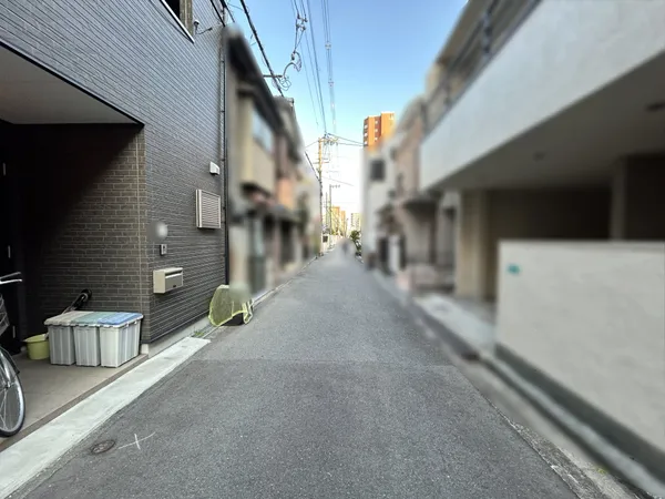 前面道路、南側約4メートルです。