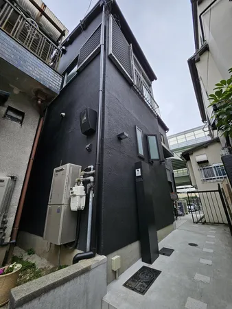 黒を基調としたモダンな印象の外観です。内・外装リフォーム履歴有り（2021年）。３駅３路線利用可能。