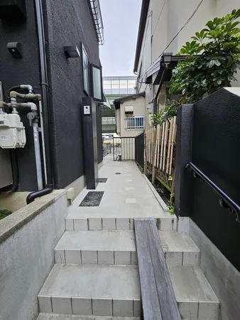 黒を基調としたモダンな印象の外観です。内・外装リフォーム履歴有り（2021年）。３駅３路線利用可能。
