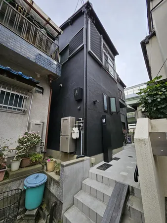 黒を基調としたモダンな印象の外観です。内・外装リフォーム履歴有り（2021年）。３駅３路線利用可能。