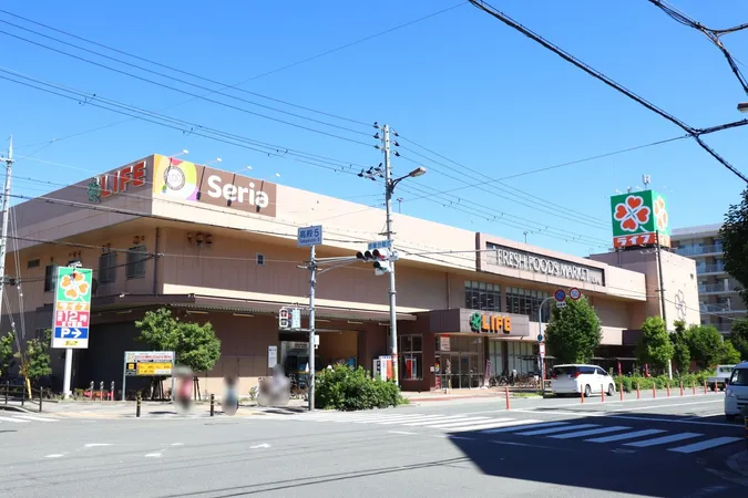 ライフ高殿店まで徒歩4分。