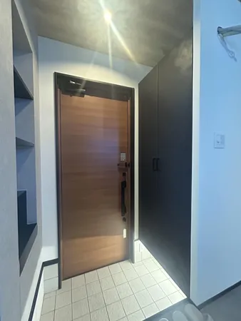 シューズボックス付きの高級感のある玄関