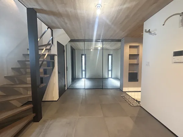 黒のクリア引戸でリビング・洋室を間仕切りするた違った雰囲気を楽しめます