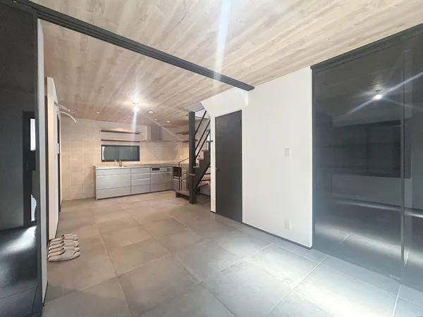 デザイナーズ住宅を思わせる洗練されたリビング