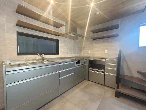 収納力豊富なL字型キッチン