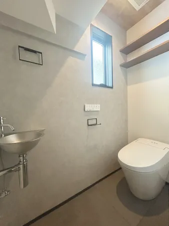 洗練されたトイレ空間には手洗い付き