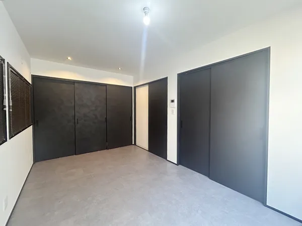 洋室（約8.0帖）にはクローゼットが2つございます♪