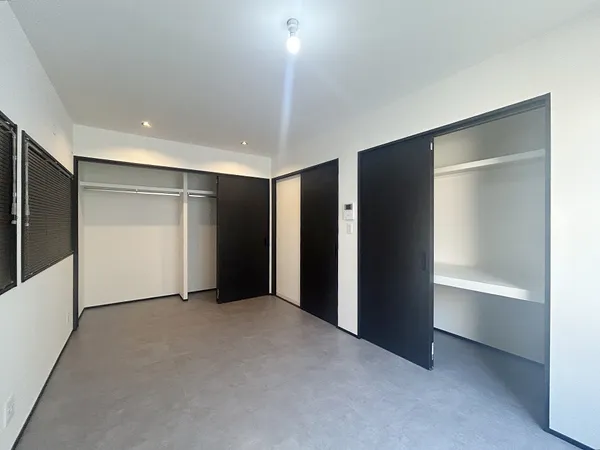 洋室（約8.0帖）にはクローゼットが2つございます♪