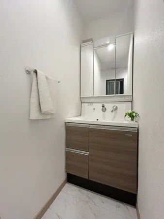 鏡裏とボウル下には収納付き、スタイリッシュな壁付け水栓を採用！※画像は実際の室内写真にCGにて再現したに家具・調度品の配置例をCG合成したもので、実際とは多少異なります。