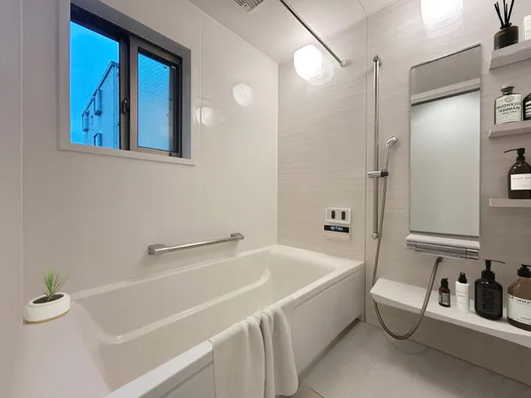 自然換気が可能な窓に加え、浴室換気乾燥機も付いております※画像は実際の室内写真にCGにて再現したに家具・調度品の配置例をCG合成したもので、実際とは多少異なります。