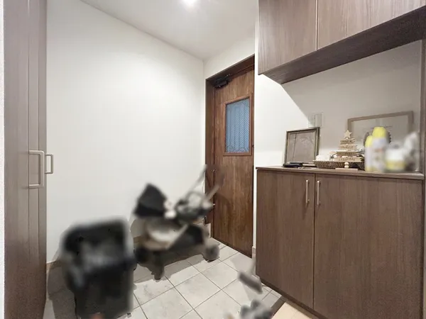 広々設計の玄関、シューズインクローゼット付きでベビーカーやゴルフバッグ等の大きなお荷物もスッキリ収納していただけます！