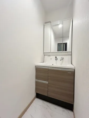 鏡裏とボウル下には収納付き、スタイリッシュな壁付け水栓を採用！※画像は実際の室内写真および間取り図をもとに、CGにて再現した「空室イメージ」であり、実際とは多少異なります。