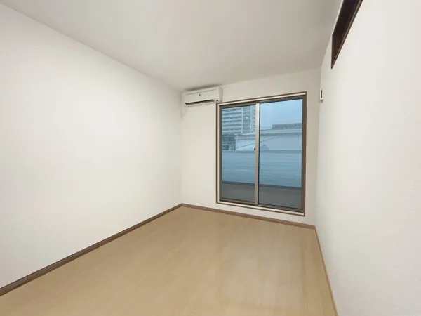 洋室（約6.3帖）にはウォークインクローゼットがございます♪※画像は実際の室内写真および間取り図をもとに、CGにて再現した「空室イメージ」であり、実際とは多少異なります。