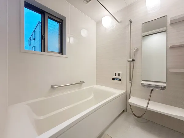 自然換気が可能な窓に加え、浴室換気乾燥機も付いております※画像は実際の室内写真および間取り図をもとに、CGにて再現した「空室イメージ」であり、実際とは多少異なります。