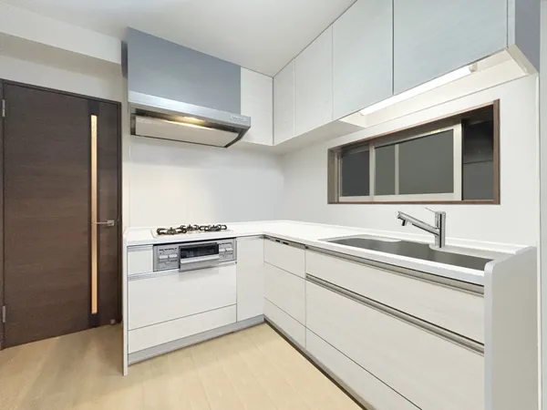 調理スペースの広いＬ字型キッチン、嬉しい食洗器付き♪※画像は実際の室内写真および間取り図をもとに、CGにて再現した「空室イメージ」であり、実際とは多少異なります。