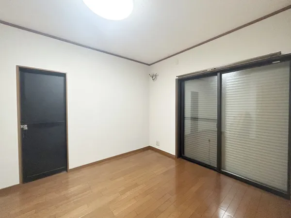 洋室（約5.7帖）からは直接ガレージへアクセス可能