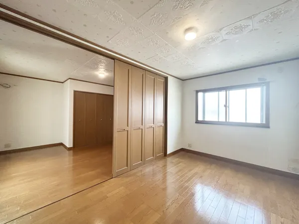 洋室（約9.0帖）と洋室（約7.5帖）は折れ戸にて間仕切りor一体利用することが可能