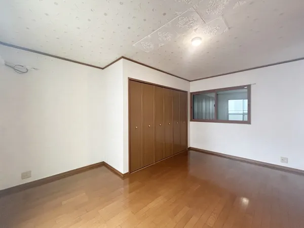 洋室（約9.0帖）と洋室（約7.5帖）は折れ戸にて間仕切りor一体利用することが可能