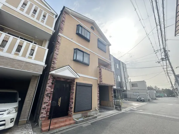 閑静な住宅街に佇む邸宅