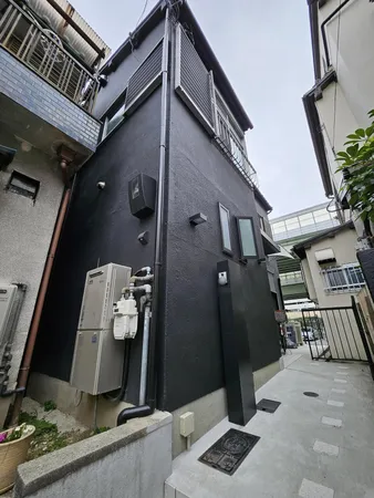 黒を基調としたモダンな印象の外観です。内・外装リフォーム履歴有り（2021年）。３駅３路線利用可能。