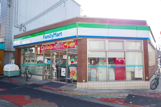 ファミリーマート大宮二丁目店まで徒歩3分。